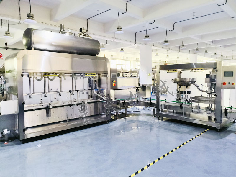 稱重式洗滌劑灌裝機(jī)-大桶灌裝旋蓋生產(chǎn)線實(shí)拍