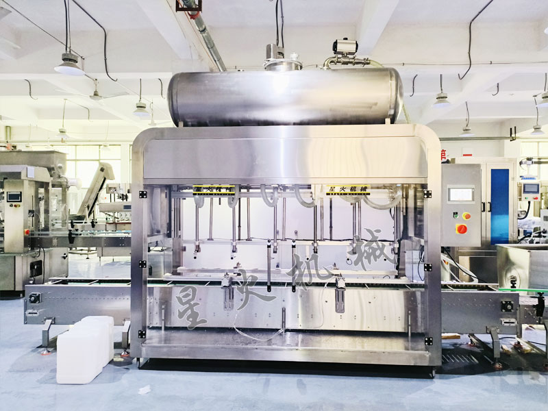 稱重式洗滌劑灌裝機(jī)實(shí)拍